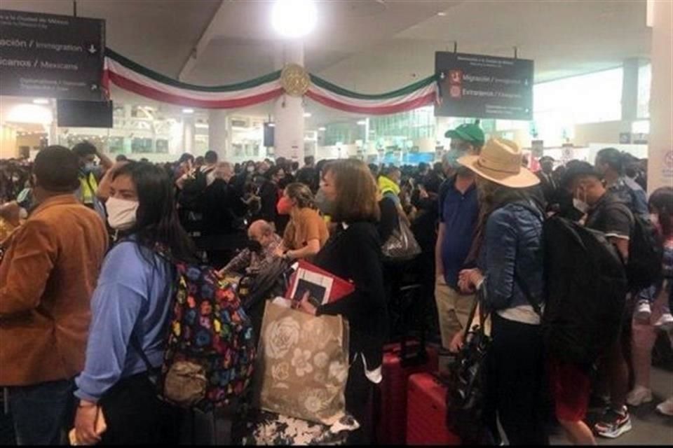 Viven caos en Aeropuerto Internacional de la Ciudad de México 